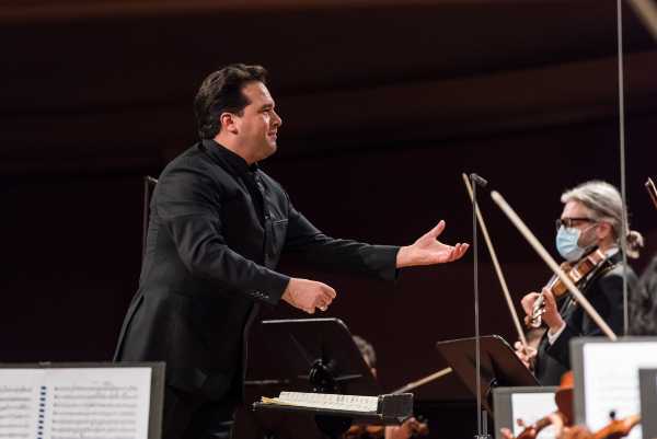 “MUSICA INSIEME” in omaggio agli operatori sanitari nel concerto dell’Orchestra RAI diretto da Robert Trevino