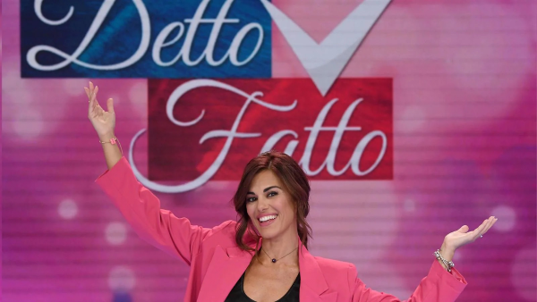 Oggi in TV: Un sorriso contro il pregiudizio a "Detto Fatto", su Rai2. Nuovo sketch con Antonella Ferrari per riflettere sulla disabilità 