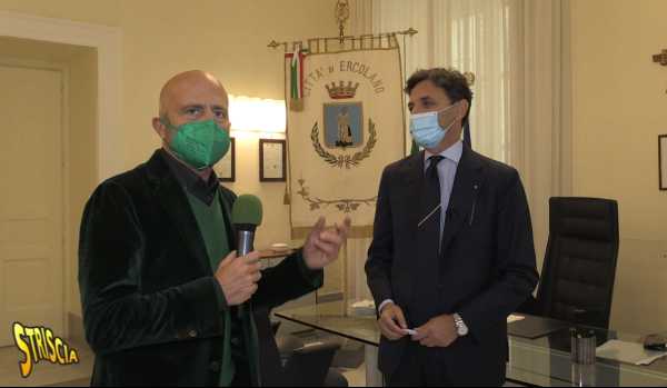 STRISCIA LA NOTIZIA: Ercolano, nuove rivelazioni sulla dipendente hot. Denaro e regalie in cambio di loculi