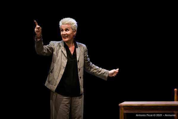 “Affari di famiglia”: al Teatro di Rifredi Antonella Questa racconta la società italiana con il nuovo spettacolo in prima nazionale