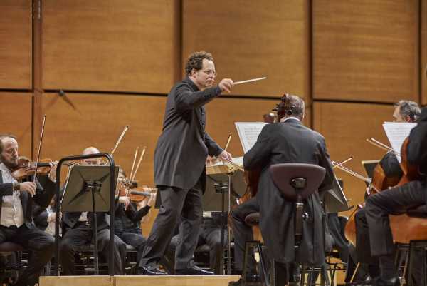 Tra genio e follia - John Axelrod torna all’Auditorium di Milano e dirige Beethoven e Schumann Tra genio e follia - John Axelrod torna all’Auditorium di Milano  e dirige Beethoven e Schumann