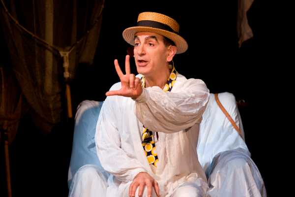 Gennaro Cannavacciuolo nei panni di Domenico Modugno - Al Teatro Niccolini Firenze lo spettacolo omaggio a Mister Volare