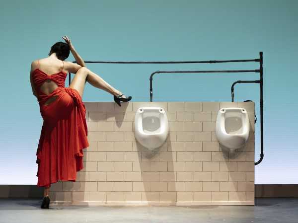Dalla Biennale al Palladium: in prima romana "Pandora" di Teatro dei Gordi, ovvero l'umanità vista da un bagno pubblico