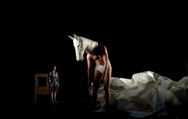 La pluripremiata compagnia Baro d'evel torna al Romaeuropa con Mazùt, tra circo, teatro, danza e musica