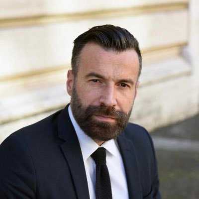 Canale 5 - A "VERISSIMO" ALESSANDRO ZAN: "Essere gay non era un'opzione possibile nella società in cui vivevo" "Non ho un compagno, ma la speranza di innamorarmi c'è sempre"