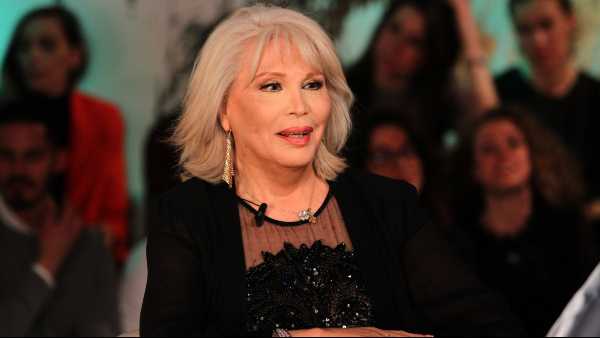 Canale 5 - A "VERISSIMO" AMANDA LEAR: "Se Miguel Bosè ha raccontato di aver avuto la sua prima esperienza sessuale con me, vuol dire che gli ho lasciato un bel ricordo"