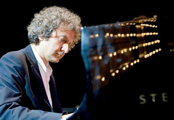 ROBERTO CACCIAPAGLIA in concerto alla Sala Verdi del Conservatorio di Milano. Opening act GIUSEPPINA TORRE.