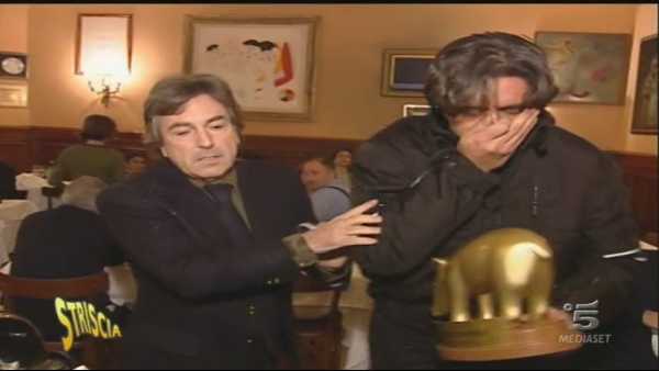 STRISCIA LA NOTIZIA: Compleanno col botto (e le botte) - 33 anni di mazzate per gli inviati del tg satirico di Antonio Ricci