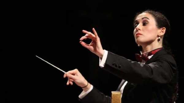 L’orchestra Magna Grecia nelle mani di Gianna Fratta, la direttrice di orchestra che ha stregato Piero Pelù