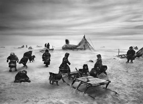 Un’opera di Sebastião Salgado all’asta per sostenere la campagna di Save the Children contro la malnutrizione
