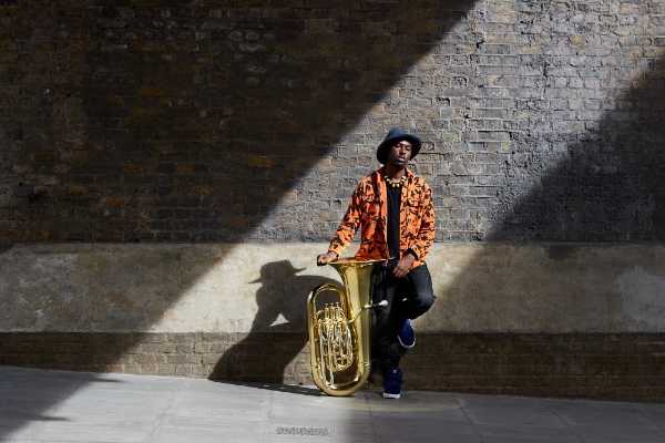 THEON CROSS: la tuba di Londra che trasforma il jazz in un sound-system. Il gran finale del ROMA JAZZ FESTIVAL