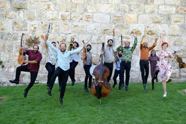 La festa di Hanukkah si celebra con l’irresistibile musica della Israel Klezmer Orchestra La festa di Hanukkah si celebra con l’irresistibile musica della Israel Klezmer Orchestra