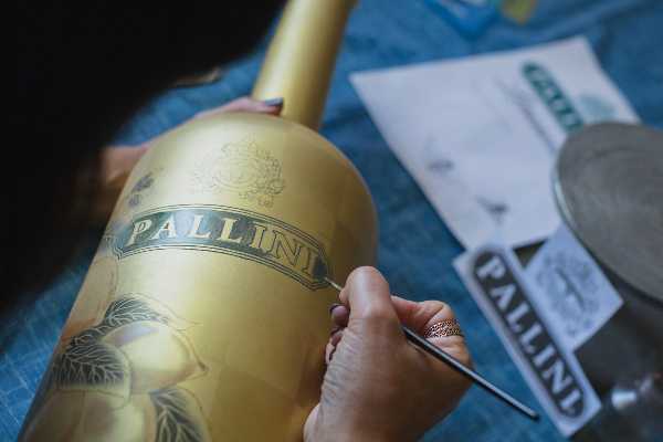 Una bottiglia in oro antico giapponese per beneficenza - Pallini lancia 'GOLDEN NECTAR', la bottiglia di limoncello d'artista realizzata da Yuriko Damiani