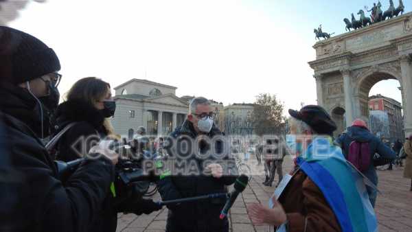 Rete 4 - A “CONTROCORRENTE- PRIMA SERATA” le immagini del professor Fabrizio Pregliasco e la troupe del programma aggrediti verbalmente all’arco della pace a Milano dai No-Vax e No Pass