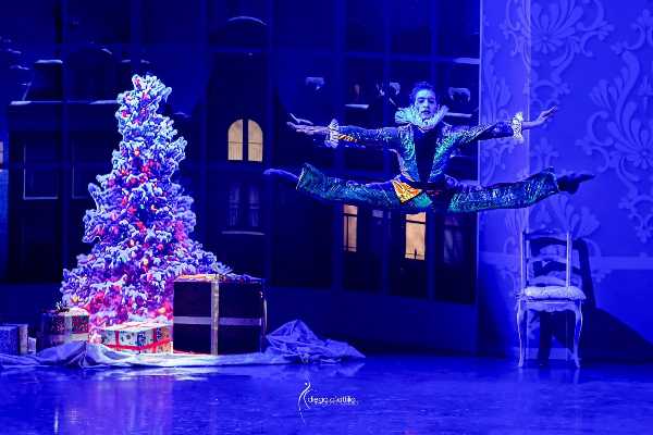 Dal 23 dicembre al 6 gennaio va in scena al Teatro Atlantico Live Roma (EUR) Lo Schiaccianoci (The Nutcracker), musica di P.I. Tchiajkovskij con la regia e coreografie di Luciano Cannito. Per l’occasione il teatro sarà trasformato in un magico villaggio di Natale innevato e illuminato da splendenti luminarie. Si tratta di una grande produzione basata sulla versione originale di Petipa del celebre balletto di repertorio classico, nella nuova produzione di Fabrizio di Fiore Entertainment per Roma City Ballet Company, può vantare fino ad oggi quasi tutti sold out nei teatri dove è stato rappresentato (Teatro Massimo di Palermo, Teatro San Carlo di Napoli, Auditorium della Conciliazione, Roma). “Lo Schiaccianoci” fu rappresentato la prima volta al Teatro Marijnskij di San Pietroburgo il 5 dicembre 1892. Il soggetto si basa sulla famosissima favola “Lo Schiaccianoci e il Re dei Topi” di Eta Hoffmann, sogno-incubo della piccola Clara nella notte di Natale. Nella versione coreografica di Luciano Cannito ruolo determinante lo ha il misterioso Drosselmeyer, qui interpretato dal grande danzatore caratterista Manuel Paruccini, figura fantastica che riconosce in Clara la purezza infantile e decide di regalarle nella notte di Natale un sogno meraviglioso nel mondo delle favole, guidata dal Principe Schiaccianoci e dalla Fata Confetto, in un regno fatato di giocattoli che diventano figure animate, principi e principesse e che ne fanno il titolo di balletto del repertorio classico più rappresentato al mondo. “Il segno che vorrei sottolineare” - dichiara Luciano Cannito - “è la lettura più onirica che ho preferito dare a questa mia edizione. La figura di Drosselmeyer infatti, di solito alquanto nebulosa e in qualche modo inquietante, è qui rappresentata come un elegante personaggio dalle magiche proprietà; una specie di angelo custode di holliwoodiana memoria, per intenderci. Tutta la storia del balletto si muoverà intorno a un atto di generosità e purezza infantile che la piccola Clara avrà nei confronti di un vecchio mendicante infreddolito, ignorato da tutti durante la notte di Natale, al quale vorrà donare un piccolo dono di Natale. Per sdebitarsi il mendicante, che in realtà è l’elegantissimo e magico Drosselmeyer, regalerà a Clara una notte in cui poter vivere come reali i propri sogni”. Roma City Ballet Company è una delle più recenti formazioni italiane, composta esclusivamente da artisti selezionati con audizioni internazionali, oggi considerata una delle compagnie classiche italiane di eccellenza e di maggior livello tecnico del panorama nazionale. La compagnia è diretta da Luciano Cannito, regista e coreografo, considerato uno dei nomi più prestigiosi della coreografia italiana. Schiaccianoci di Cannito/Tciajkovskj è un balletto creato per il Teatro Massimo di Palermo e poi ripreso al Teatro San Carlo di Napoli e la sua partitura è una delle più belle musiche per balletto mai scritte. Per questa nuova edizione espressamente prodotta da Fabrizio Di Fiore Entertainment per Roma City Ballet Company, i costumi sono stati creati da Giusi Giustino e le scene da Italo Grassi, entrambi artisti i cui lavori sono rappresentati nei maggiori teatri del mondo. Accanto al Corpo di Ballo e ai danzatori solisti di Roma City Ballet Company, il pubblico potrà applaudire due coppie di primi ballerini ospiti nei ruoli del Principe Schiaccianoci e della Fata Confetto. Si alterneranno nelle recite i Principal Dancers del Teatro dell’Opera di Berlino Xenia Ovsianick e Dinu Tamazlacaru, e Rachele Pizzillo, giovanissima danzatrice italiana, futura stella della danza internazionale, appena nominata prima ballerina al Birmingham Royal Ballet, e Javier Rojas, reduce del successo come vincitore di “Amici di Maria De Filippi” nella categoria ballo dell’edizione 2019, anche lui al Birmingham Royal Ballet. Non sarà solo uno spettacolo, ma un’esperienza nuova e diversa di andare a teatro. 23 DICEMBRE - 6 GENNAIO TEATRO ATLANTICO LIVE Viale Oceano Atlantico, 271 (eur fermi) Parcheggio per 1000 auto e bus turistici Biglietti disponibili su BOXOL.IT 23 dicembre ore 20 – 25 dicembre-6 gennaio ore 18 prezzi da 50 a 30€