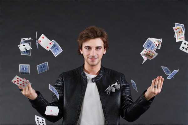 Al Teatrodante Carlo Monni il nuovo spettacolo di magia e illusionismo di e con Mattia Boschi, "Sogni", tra levitazioni, trasformazioni e apparizioni