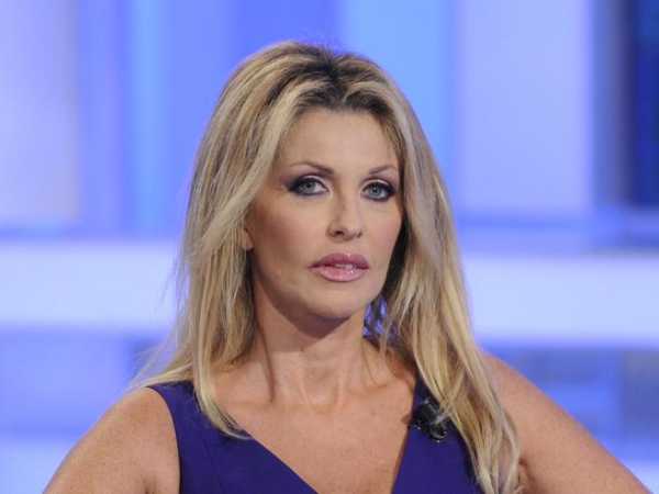 Canale 5 - A "Verissimo" Paola Ferrari: "Mia madre aveva dei problemi mentali seri. Quando ero piccola ha tentato di uccidermi per ben tre volte"