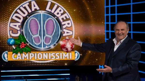 Canale 5 - Gerry Scotti conduce il terzo appuntamento, in prima serata, con "CADUTA LIBERA CAMPIONISSIMI"