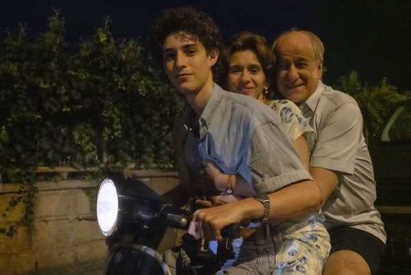 "È stata la mano di Dio" scritto e diretto da Paolo Sorrentino, da domani disponibile su Netflix