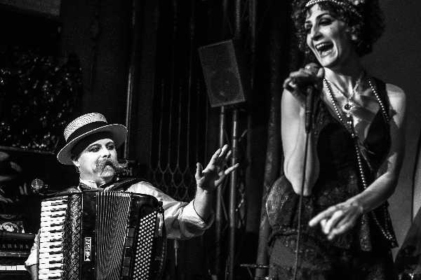 Le melodie, il fascino e la voce dell’immortale Edith Piaf invadono il Teatro Lo Spazio con PADAM PADAM, concerto spettacolo a cura di Adele Tirante