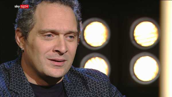 SKY TG24 - Per il ciclo di interviste “STORIES”: “Claudio Santamaria - la musica che gira intorno”