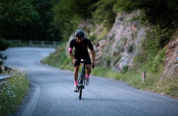Marche, una scalata in bici di 113 ore consecutive: la storia di Giacomo Pieri, detto Zico, in un documentario
