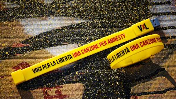 La raccolta della 24a edizione di ‘Voci Per La Libertà – Una canzone Per Amnesty’ in un braccialetto USB