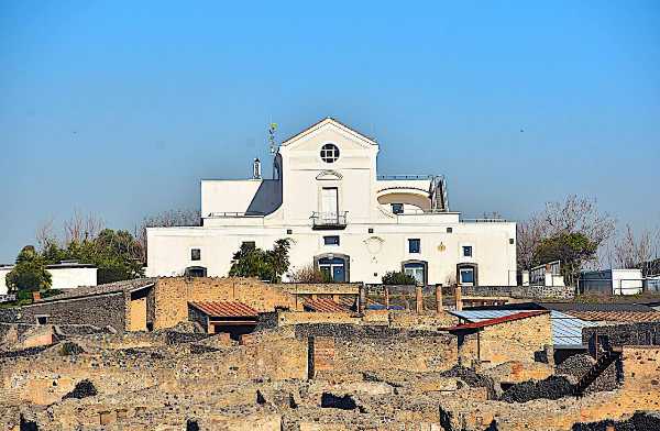 Scavi di Pompei, la Casina dell’Aquila si illumina di rosso per il “GIORNO DELLA MEMORIA”