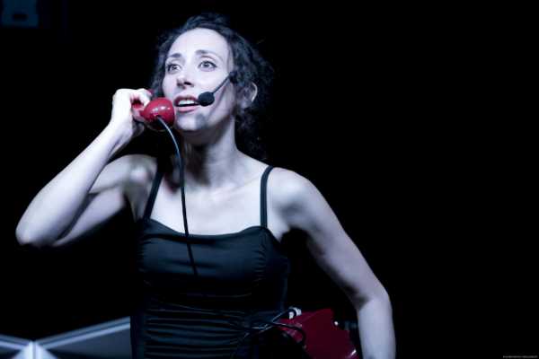 Teatro Le Maschere - Ccà nisciuno è fisso di e con Francesca Puglisi