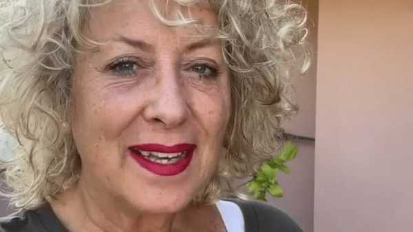 Canale 5 - A "VERISSIMO" CAROLYN SMITH: "Ho dovuto sospendere la chemioterapia per un'infezione al fegato"
