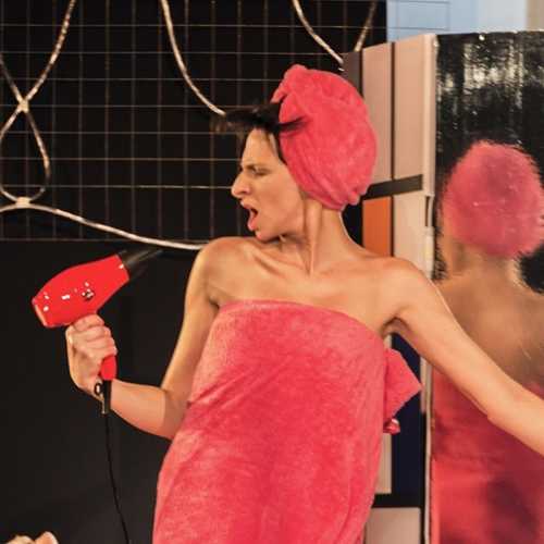 Debutta HAPPYENDING spettacolo scritto, diretto e interpretato da Emanuela Rolla al Teatro Garage di Genova