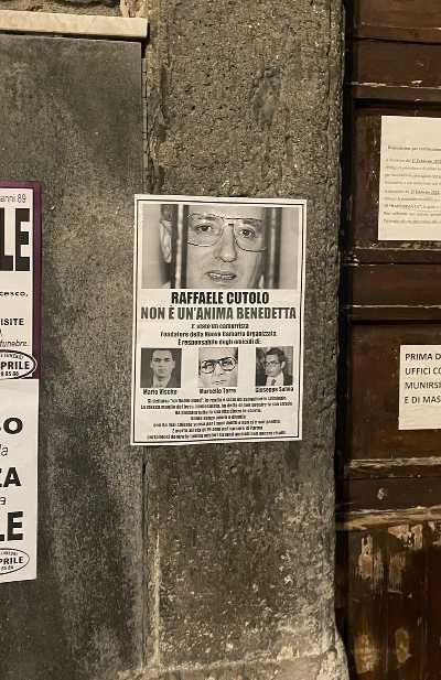 Italia 1 - LE IENE: Contromanifesti su Raffaele Cutolo strappati a poche ore dall'affissione