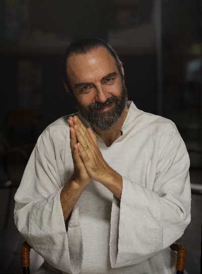 RaiPlay, arriva in esclusiva "Il Santone", con Neri Marcorè, Carlotta Natoli e Rossella Brescia