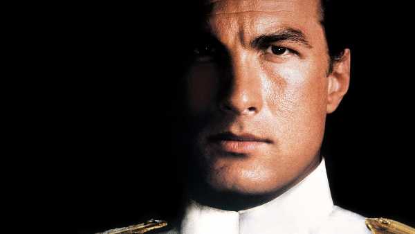 Stasera in TV: "Trappola in alto mare", action-thriller con Steven Seagal. Nel cast anche Tommy Lee Jones e Gary Busey 