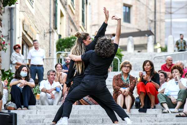 BORGHI in DANZA: dopo l'Expo Dubai, nelle Marche arriva Beauty in the Beauty. Archeo danza, biodiversità e artigianato