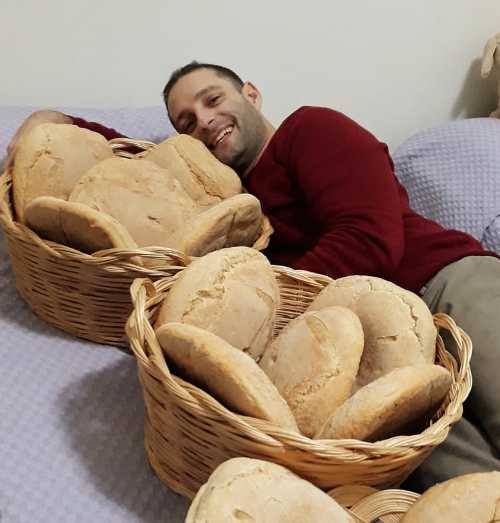 “Crescente”: lo spettacolo che impasta farina e parole, per far lievitare le storie come il pane