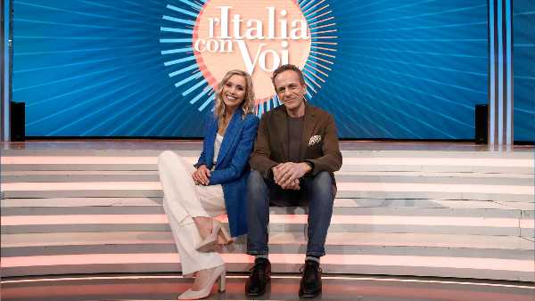 Oggi in TV: Gianni Riotta a "L'Italia con voi". Conduce Monica Marangoni, con Stefano Palatresi al pianoforte 