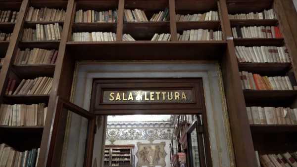 Biblioteche: a Palazzo Reale tra gli autografi leopardiani e i papiri ercolanesi