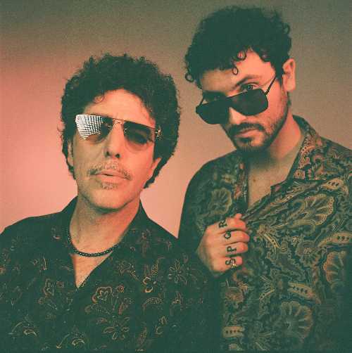 Max Gazzè e Carl Brave, due ironici e improbabili "narcos" nel video di "Cristo di Rio"
