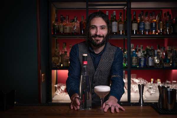 La grappa trentina nel drink ITALIAN CLUB di Joe Marzovilla del ParlaPiano Bistrot - Miscelazione in cucina di Mola di Bari (BA)