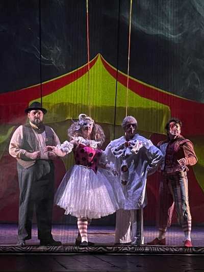 Tra Leoncavallo e Fellini: al Persio Flacco di Volterra l’opera incontra il cinema nei “Pagliacci” di Nicoletta Perondi