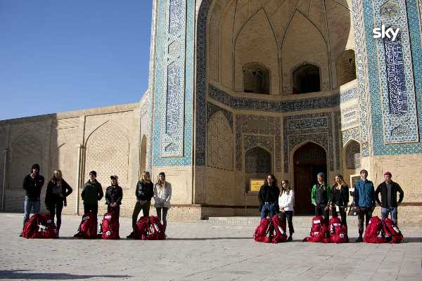 PECHINO EXPRESS: tappa 6, le coppie arrivano a Tashkent, capitale dell'Uzbekistan - Su Sky e in streaming su NOW