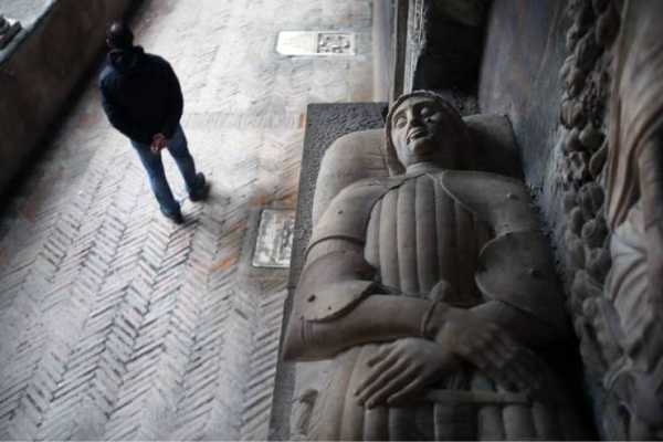 CuriosArte: Il mistero della tomba di Dracula a Napoli