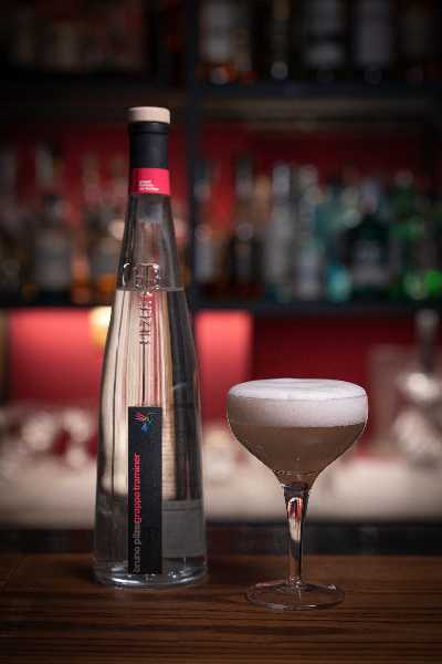 La grappa trentina nel drink ITALIAN CLUB di Joe Marzovilla del ParlaPiano Bistrot - Miscelazione in cucina di Mola di Bari (BA)