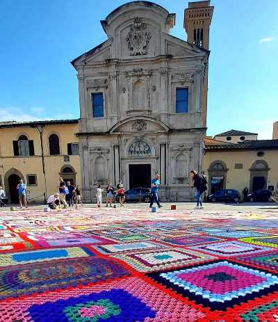 Firenze, esposto in piazza Ognissanti il mantello gigante simbolo di cura realizzato con 3 mila pezzi di stoffa
