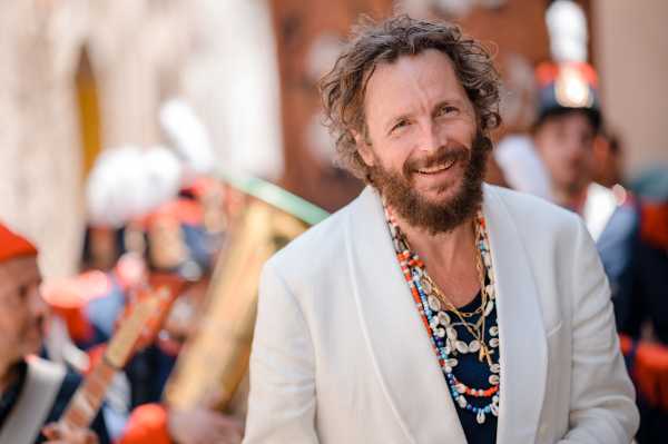 JOVANOTTI celebra la Festa Della Repubblica con il nuovo videoclip di "ALLA SALUTE" dal capitolo "MEDITERRANEO" del suo "DISCO DEL SOLE"