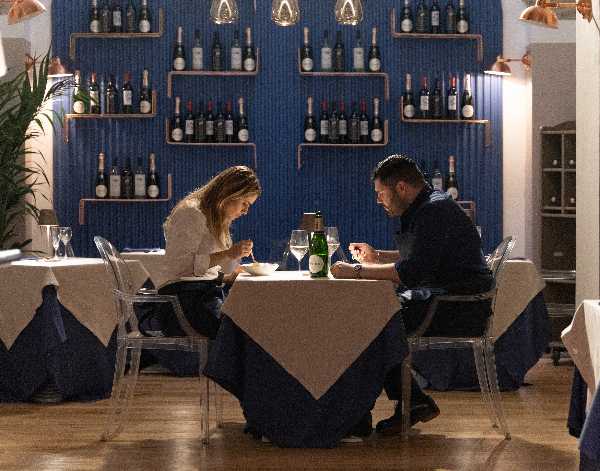 In prima tv su Sky Cinema "La cena perfetta", con Salvatore Esposito e Greta Scarano