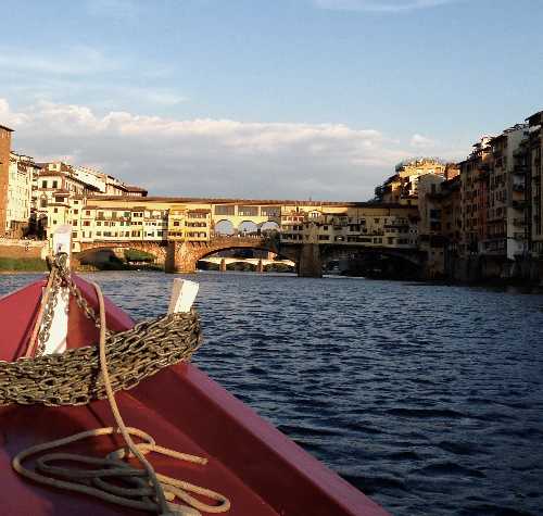 EnjoyFirenze, via alle passeggiate estive: dai grandi classici della città al Teatro Romano di Fiesole, fino alle uscite serali navigando sull’Arno