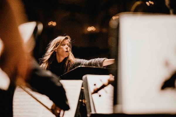 Barbara Hannigan in Piazza Duomo con l’Orchestra dell’Accademia Nazionale di Santa Cecilia e al Teatro Romano con la musica di John Zorn