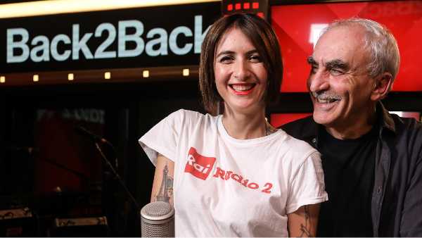 Stasera in TV: Back2Back Speciale Let's Play - Con Gino Castaldo e Ema Stokholma curiosità e musica dei più amati artisti italiani